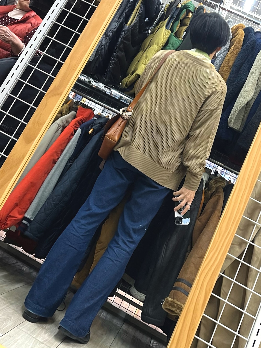 ブルー系のデニムパンツ、ブラック系のローファー、ブラウン系のカーディガン/ボレロを着用したメンズの秋コーディネートの2枚目の写真