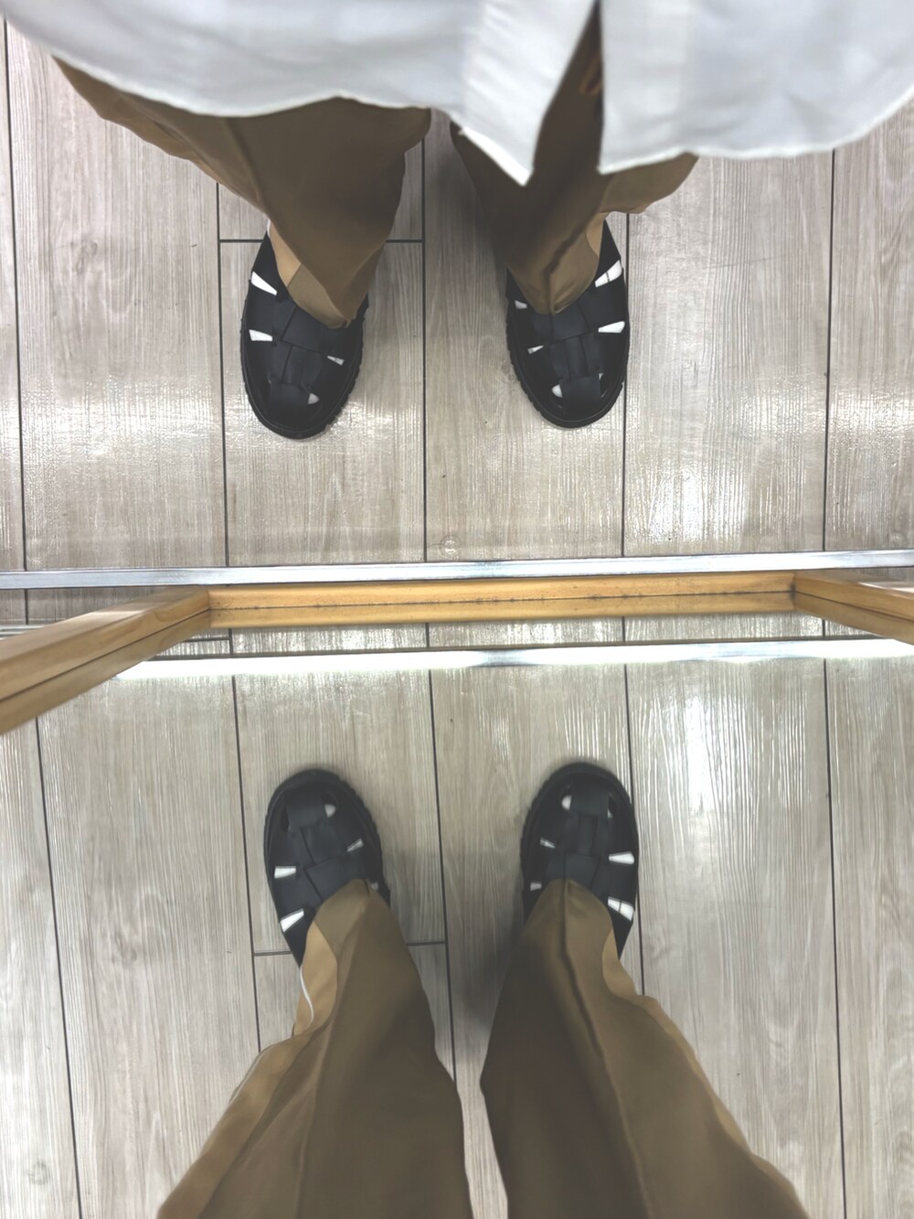 ブルー系のショルダーバッグ、ベージュ系のパンツ、ホワイト系のシャツ/ブラウスを着用したメンズの夏コーディネートの5枚目の写真