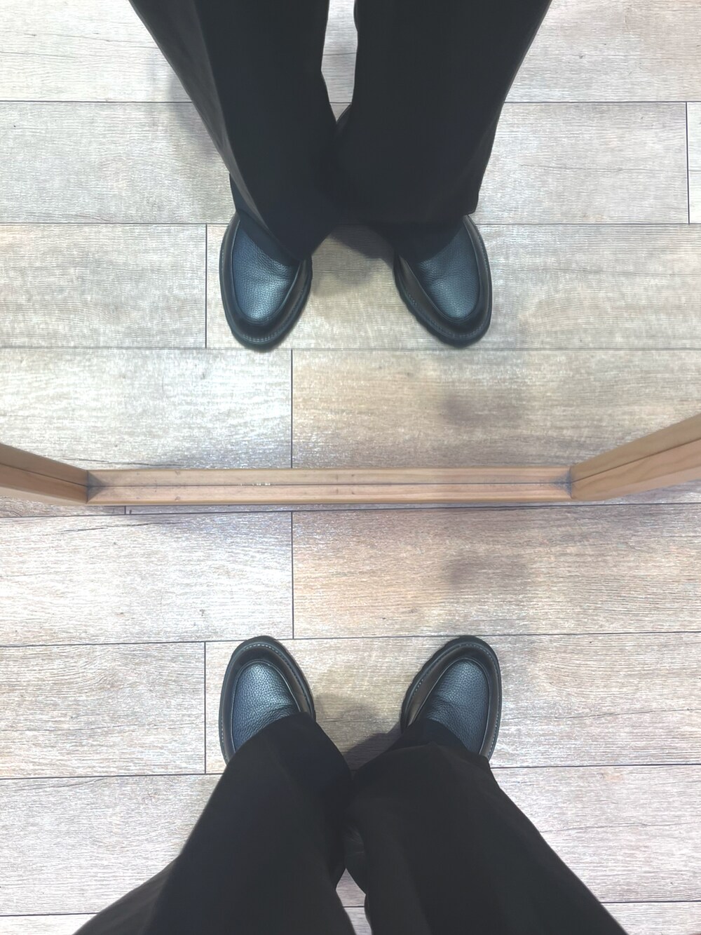 ブラック系のドレスシューズ、ブラック系のスラックス、その他のシャツ/ブラウスを着用したメンズの秋コーディネートの5枚目の写真