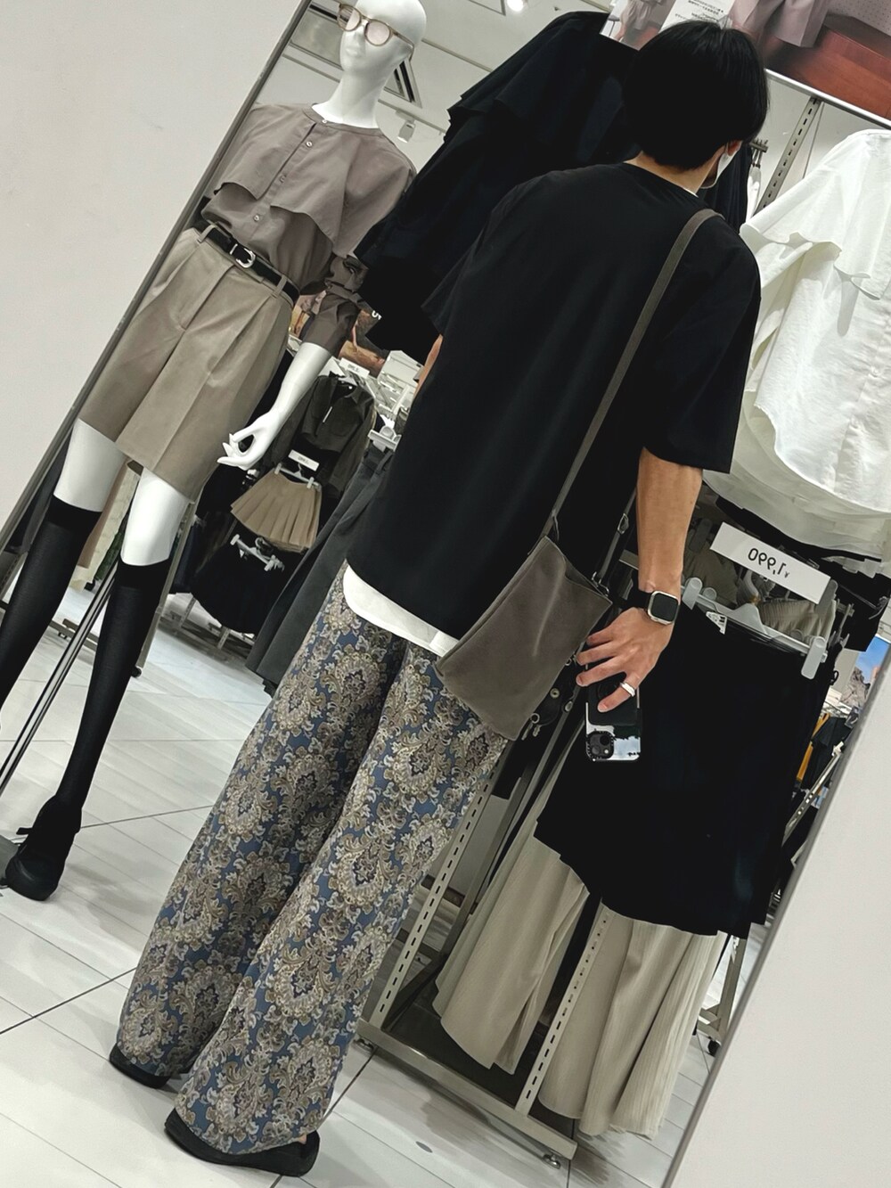 ブルー系のパンツ、ブラック系のサンダル、ブラック系のTシャツ/カットソーを着用したメンズの夏コーディネートの2枚目の写真