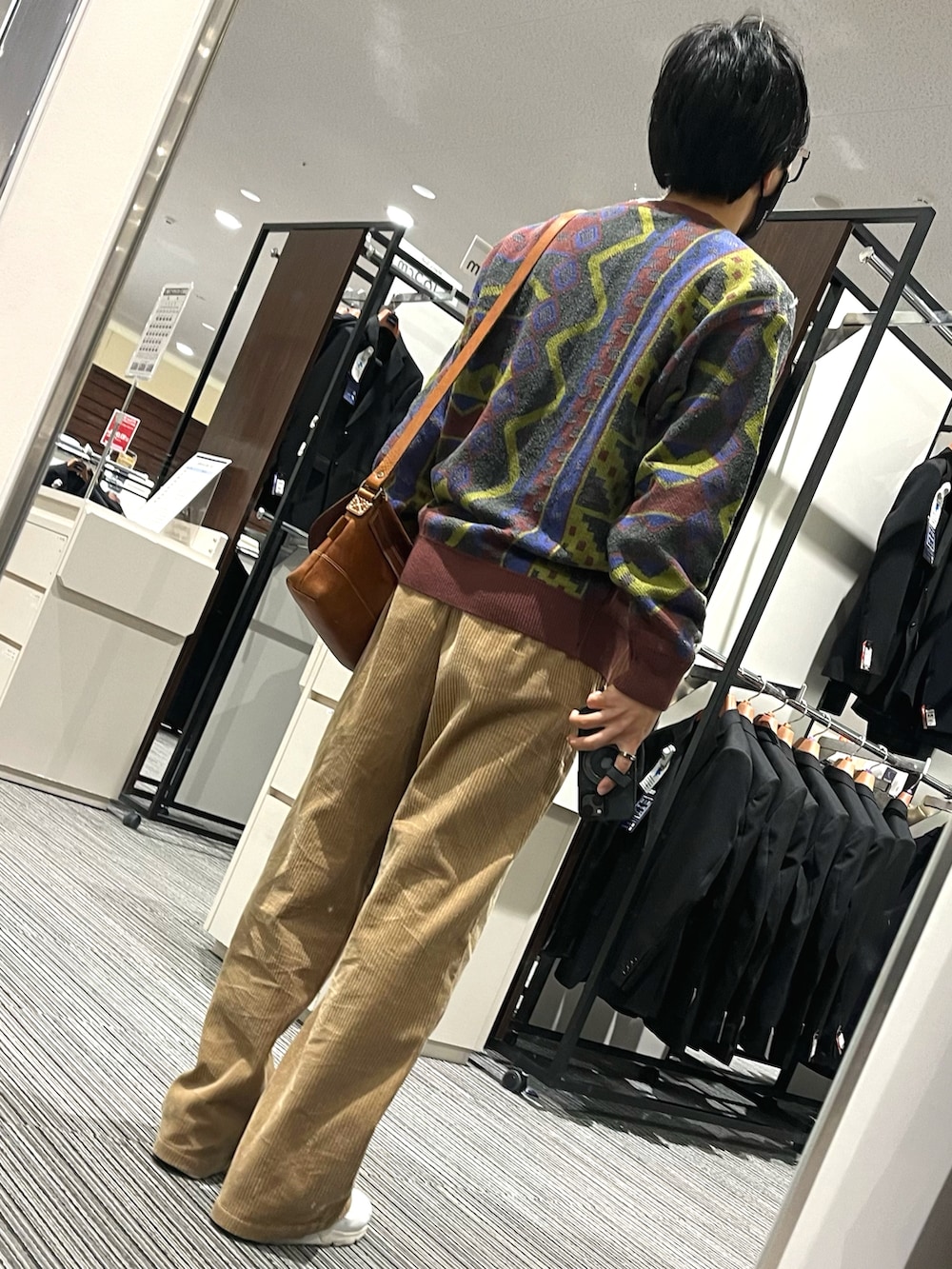 その他のニット/セーター、ブラウン系のパンツ、ホワイト系のスニーカーを着用したメンズの冬コーディネートの2枚目の写真