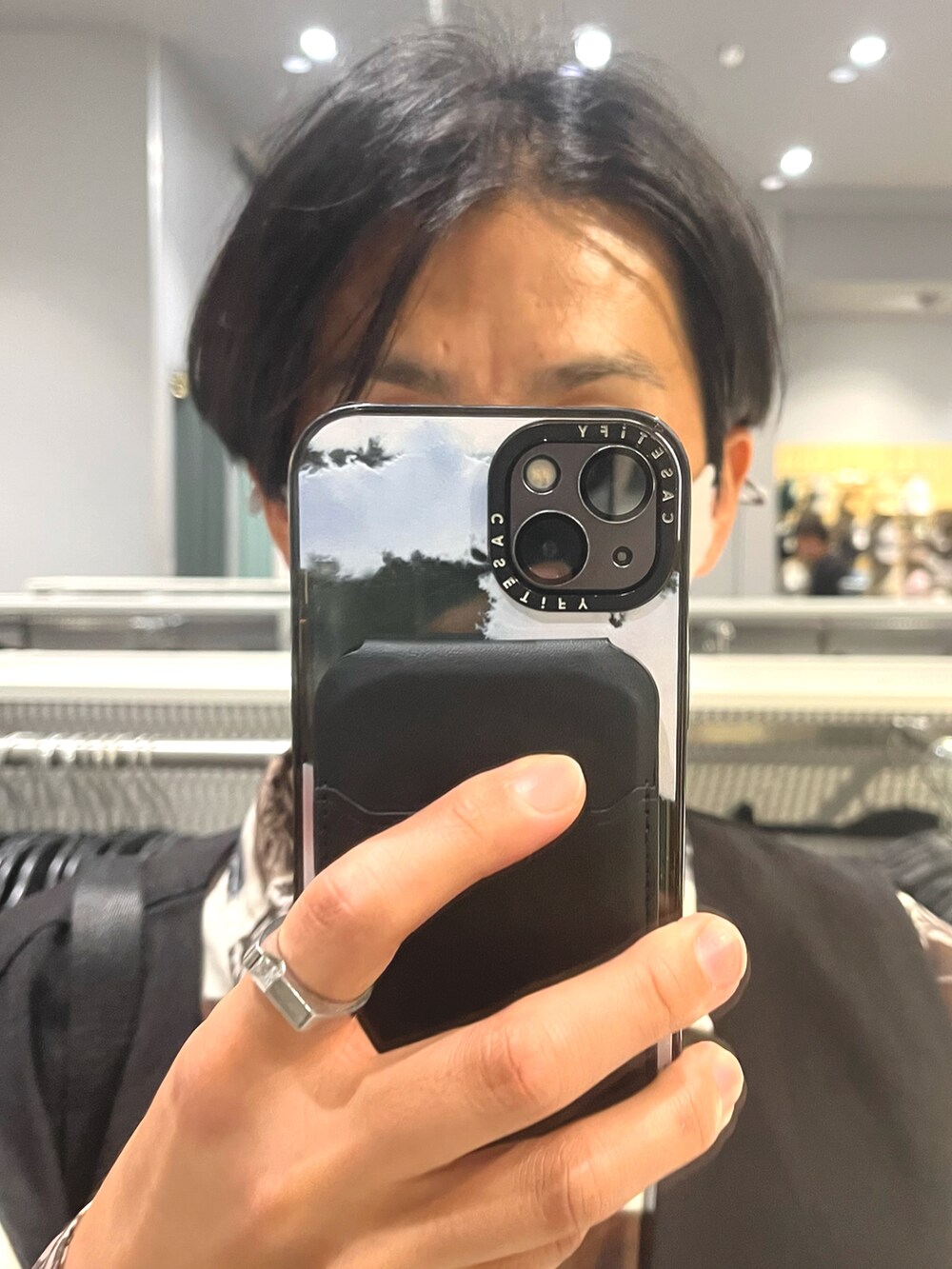 ブラック系のローファー、オレンジ系のパンツ、ホワイト系のシャツ/ブラウスを着用したメンズの秋コーディネートの4枚目の写真