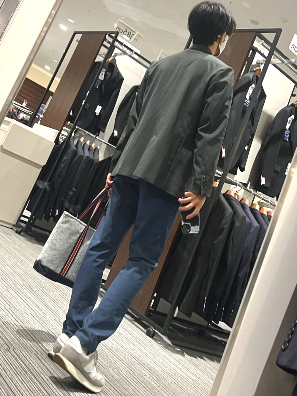 ブルー系のその他パンツ、グレー系のスニーカー、グレー系のトートバッグを着用したメンズの秋コーディネートの2枚目の写真