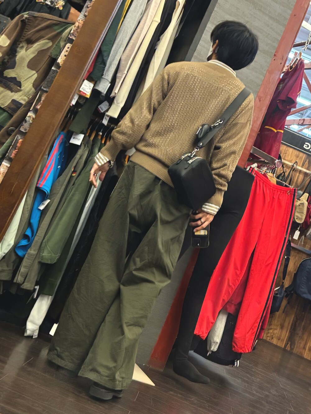 ブラック系のローファー、ブラウン系のシャツ/ブラウス、ブラウン系のカーディガン/ボレロを着用したメンズの秋コーディネートの2枚目の写真