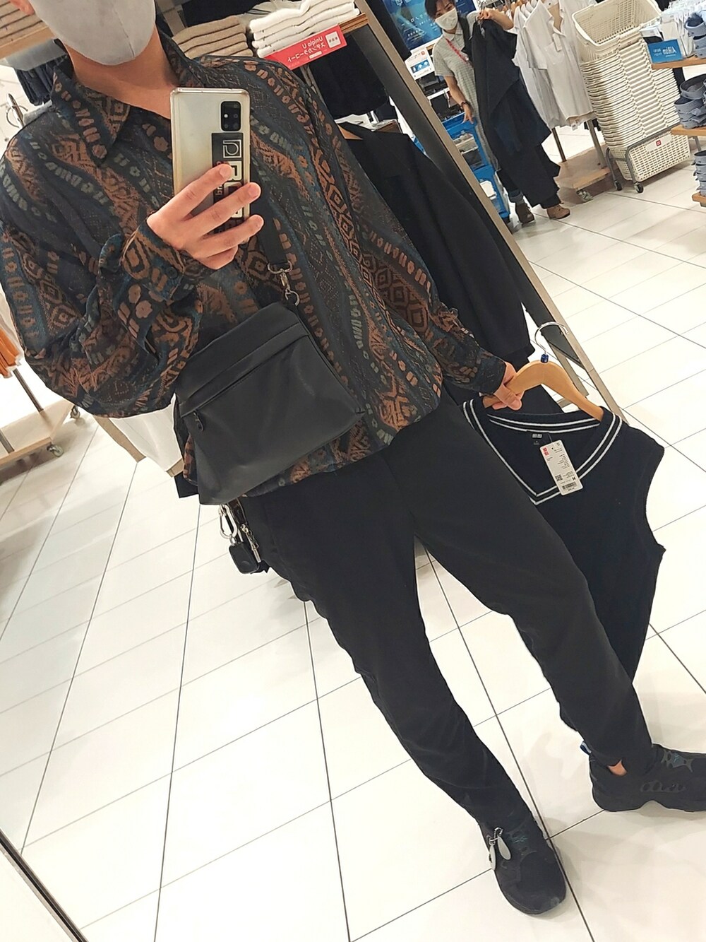 ブラック系のスラックス、ブラック系のスニーカー、ブラック系のボディバッグ/ウエストポーチを着用したメンズの夏コーディネートの5枚目の写真