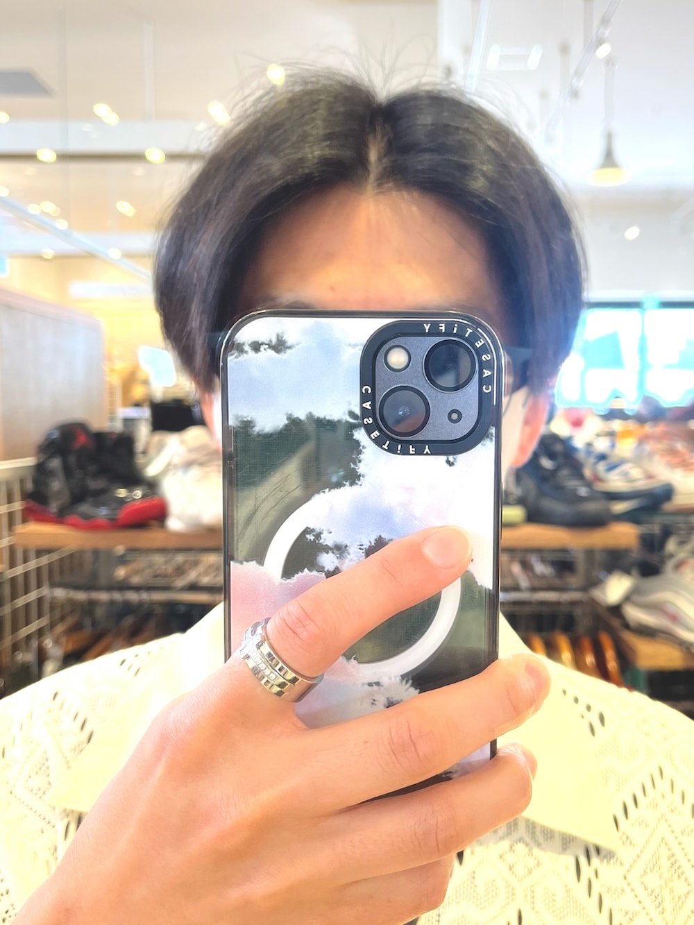 ブラック系のスラックス、ホワイト系のシャツ/ブラウス、ブラック系のショルダーバッグを着用したメンズの夏コーディネートの5枚目の写真