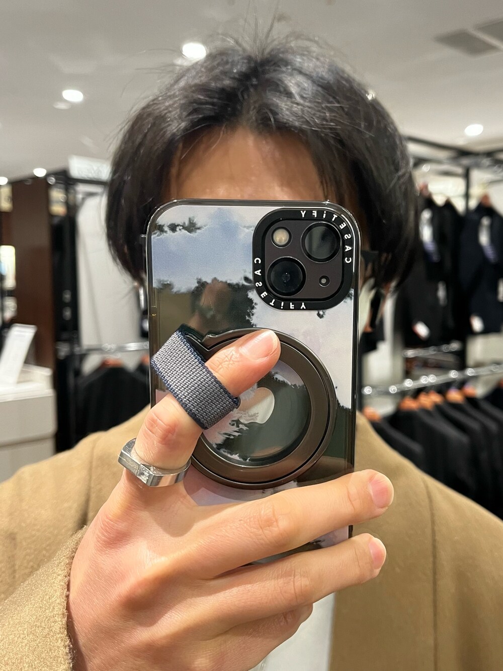 ブラック系のショルダーバッグ、ブラック系のスニーカー、ブラウン系のジャケット/アウターを着用したメンズの冬コーディネートの4枚目の写真
