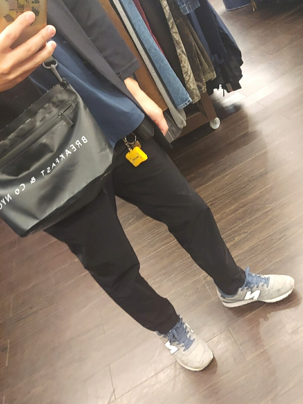 ブラック系のパンツ、ブラック系のバッグ、ブルー系のカーディガン/ボレロを着用したメンズの夏コーディネートの3枚目の写真