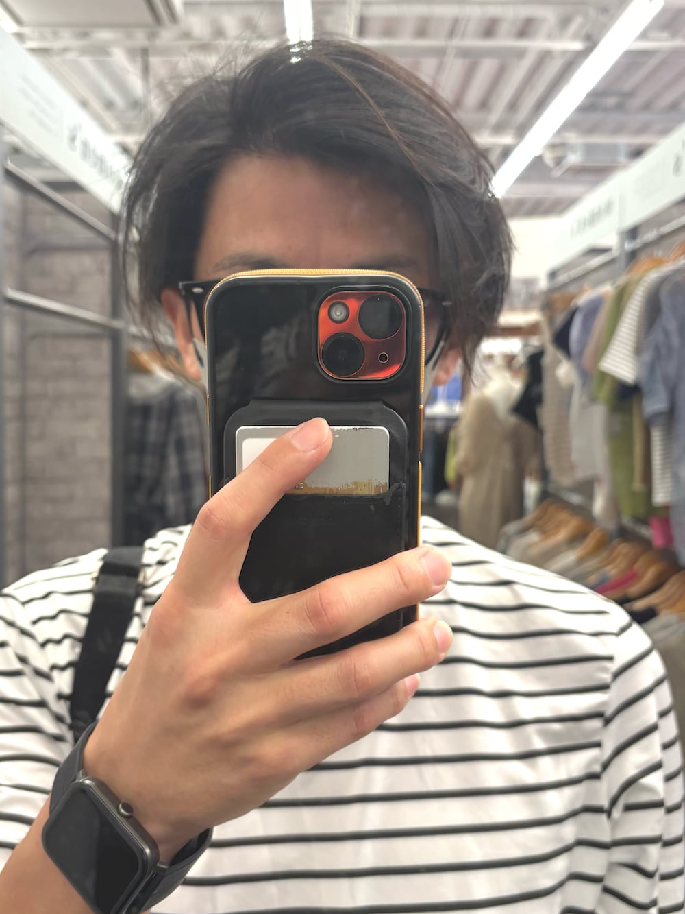 ホワイト系のTシャツ/カットソー、ブラック系のパンツ、ブラック系のボディバッグ/ウエストポーチを着用したメンズの夏コーディネートの4枚目の写真