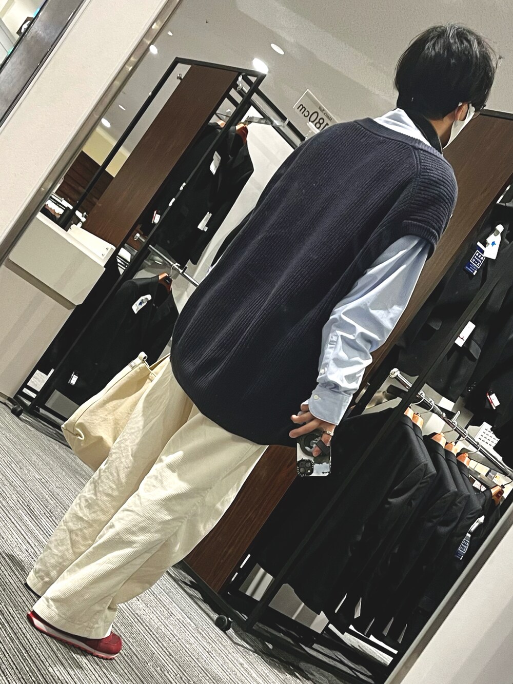 レッド系のスニーカー、ホワイト系のパンツ、ベージュ系のショルダーバッグを着用したメンズの春コーディネートの2枚目の写真