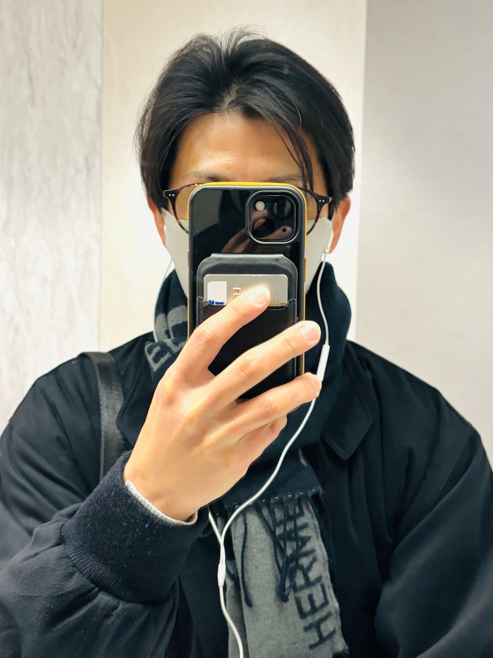 ブラック系のブーツ、ブルー系のジャケット/アウター、グレー系のスラックスを着用したメンズの春コーディネートの4枚目の写真