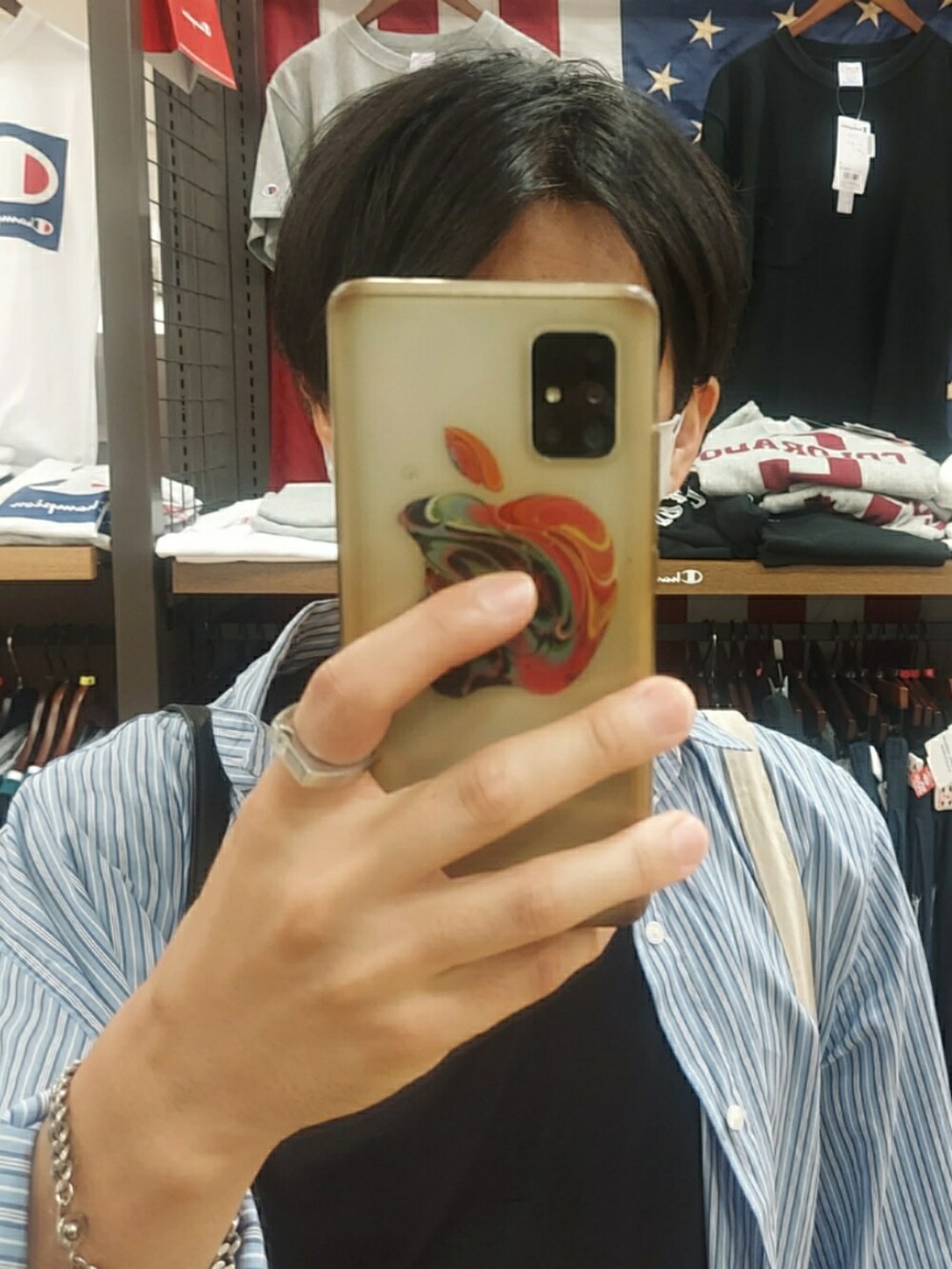 ホワイト系のパンツ、ブラック系のローファー、ブラック系のTシャツ/カットソーを着用したメンズの秋コーディネートの4枚目の写真