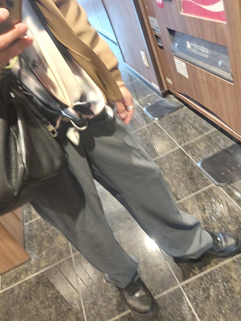 ブルー系のパンツ、ブラック系のスニーカー、その他のシャツ/ブラウスを着用したメンズの春コーディネートの4枚目の写真