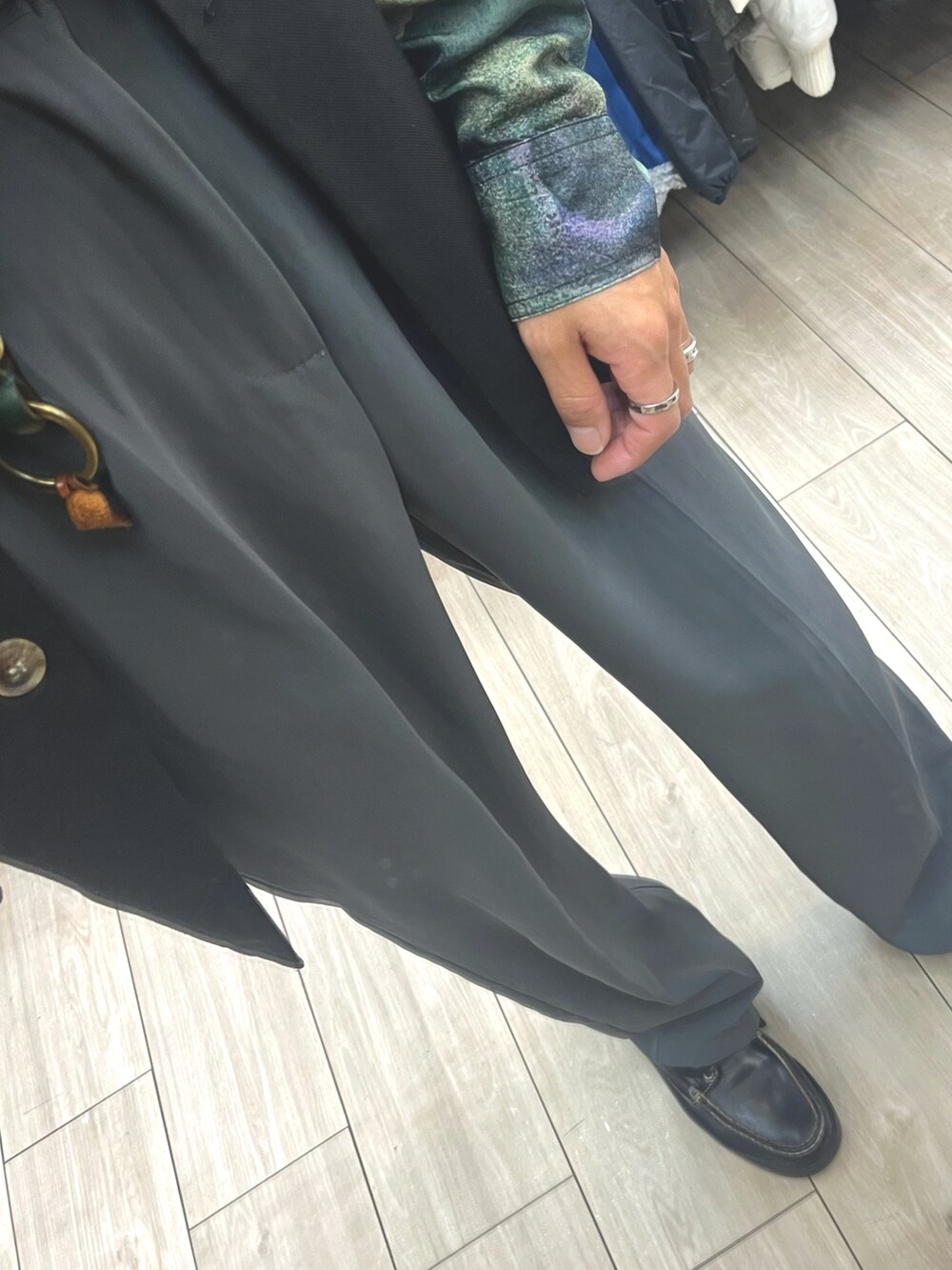 その他のシャツ/ブラウス、ブラック系のベスト、グレー系のスラックスを着用したメンズの秋コーディネートの3枚目の写真