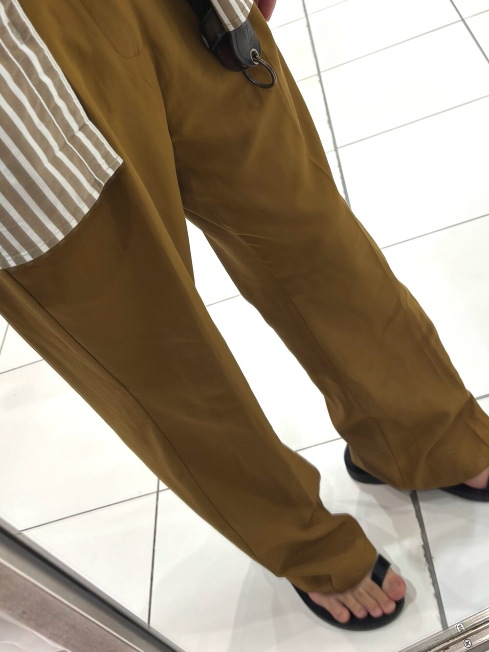 オレンジ系のパンツ、ブラック系のサンダル、ブラウン系のシャツ/ブラウスを着用したメンズの夏コーディネートの3枚目の写真