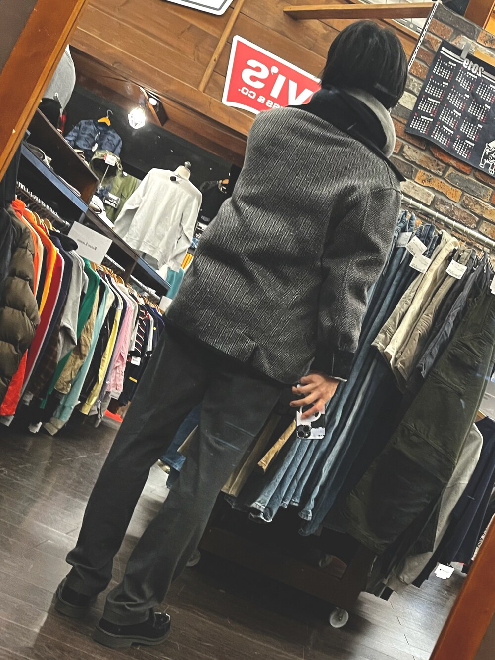 ブラック系のパンツ、ブラック系のローファー、ブラック系のトップスを着用したメンズの冬コーディネートの2枚目の写真