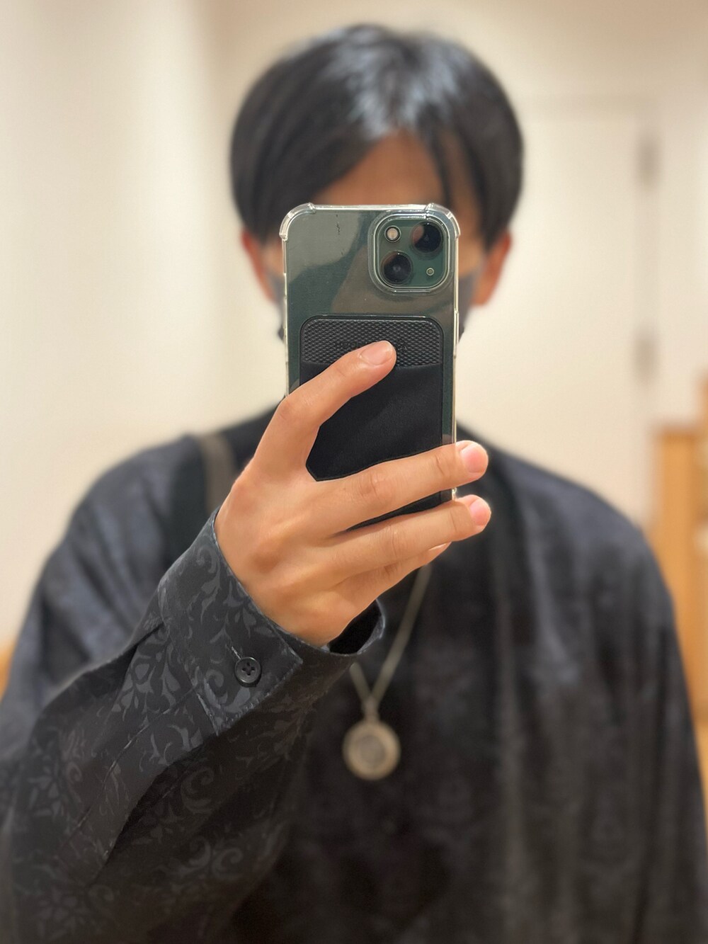 ブラウン系のパンツ、ブラック系のスニーカー、グレー系のショルダーバッグを着用したメンズの秋コーディネートの4枚目の写真