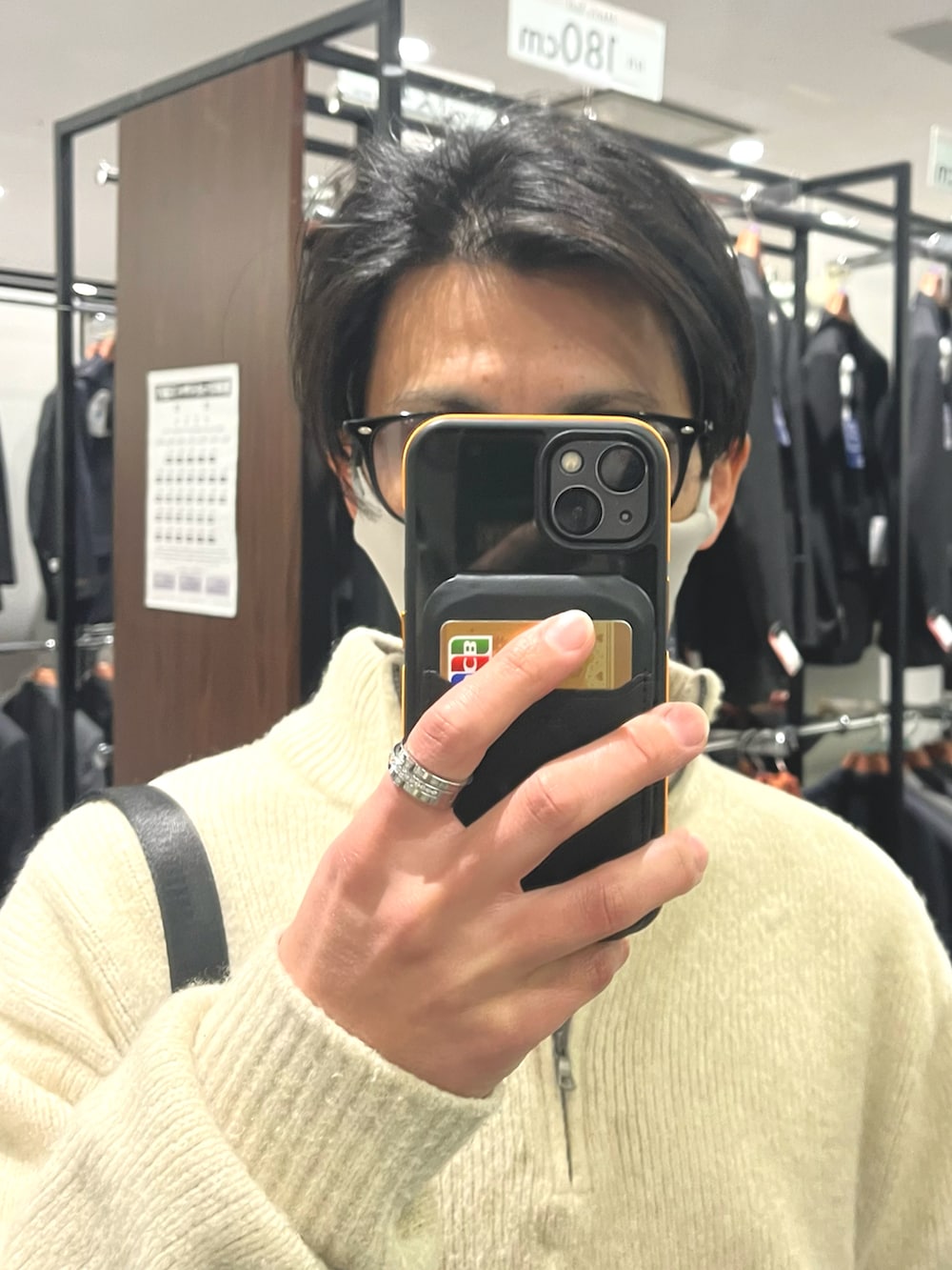 グレー系のデニムパンツ、ホワイト系のスニーカー、ホワイト系のニット/セーターを着用したメンズの春コーディネートの4枚目の写真