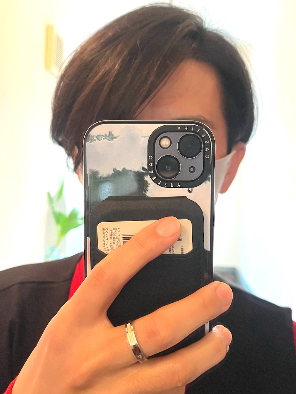 ベージュ系のパンツ、レッド系のスニーカー、ブラック系のテーラードジャケットを着用したメンズの秋コーディネートの5枚目の写真