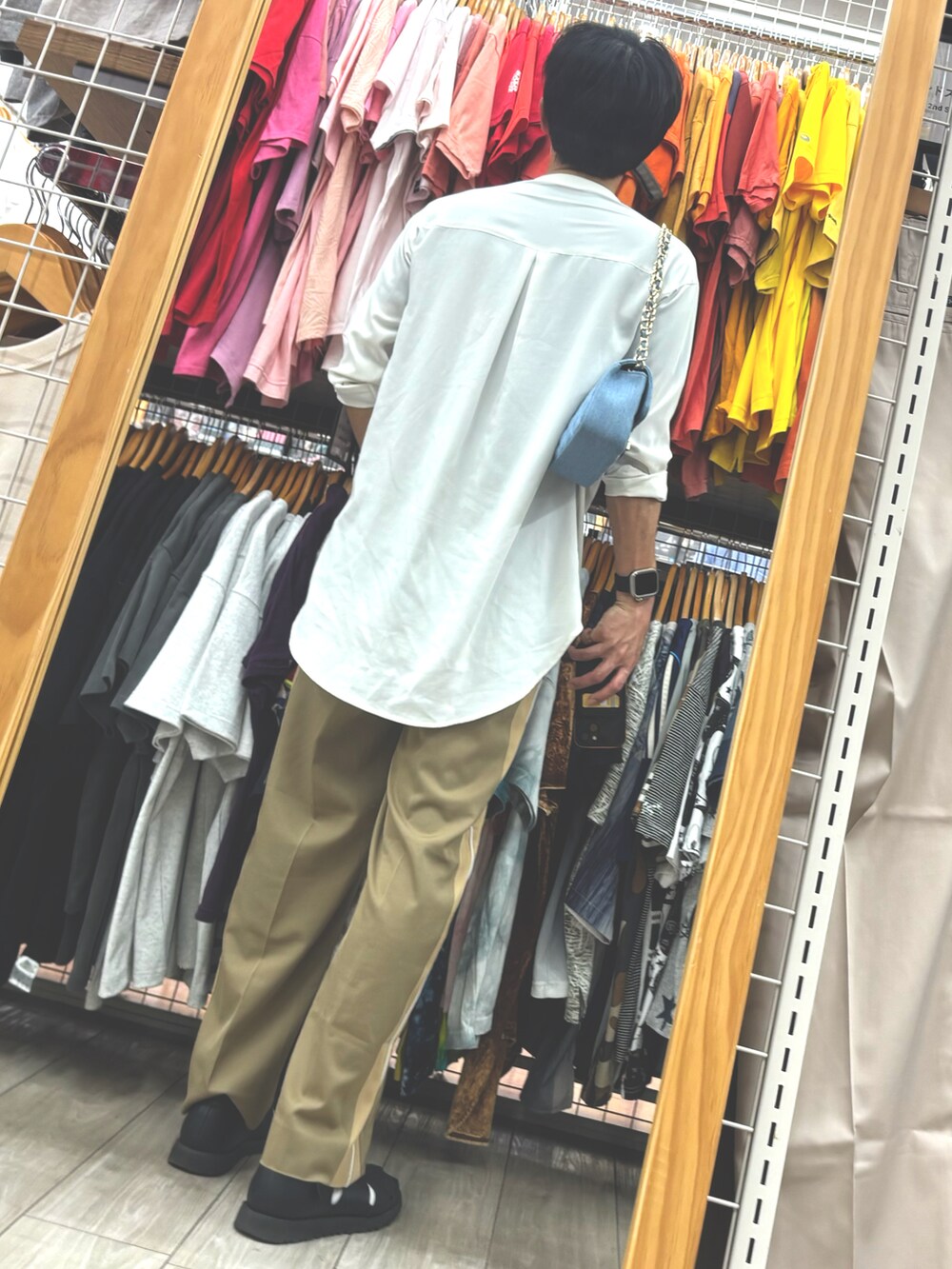 ブルー系のショルダーバッグ、ベージュ系のパンツ、ホワイト系のシャツ/ブラウスを着用したメンズの夏コーディネートの2枚目の写真