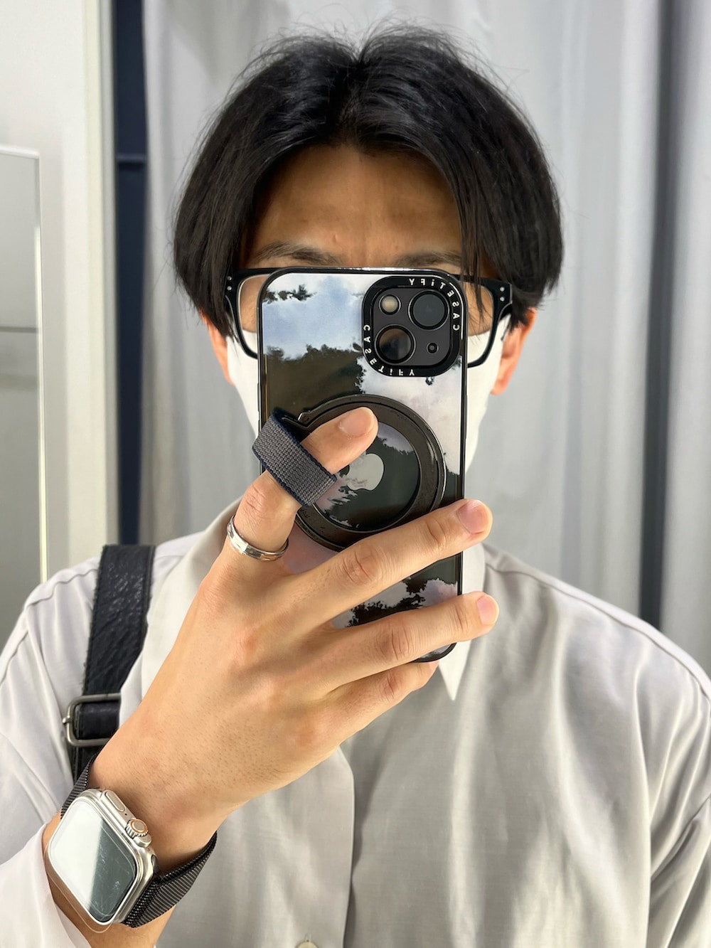 ブラック系のサンダル、グレー系のシャツ/ブラウス、ブラック系のショルダーバッグを着用したメンズの夏コーディネートの4枚目の写真