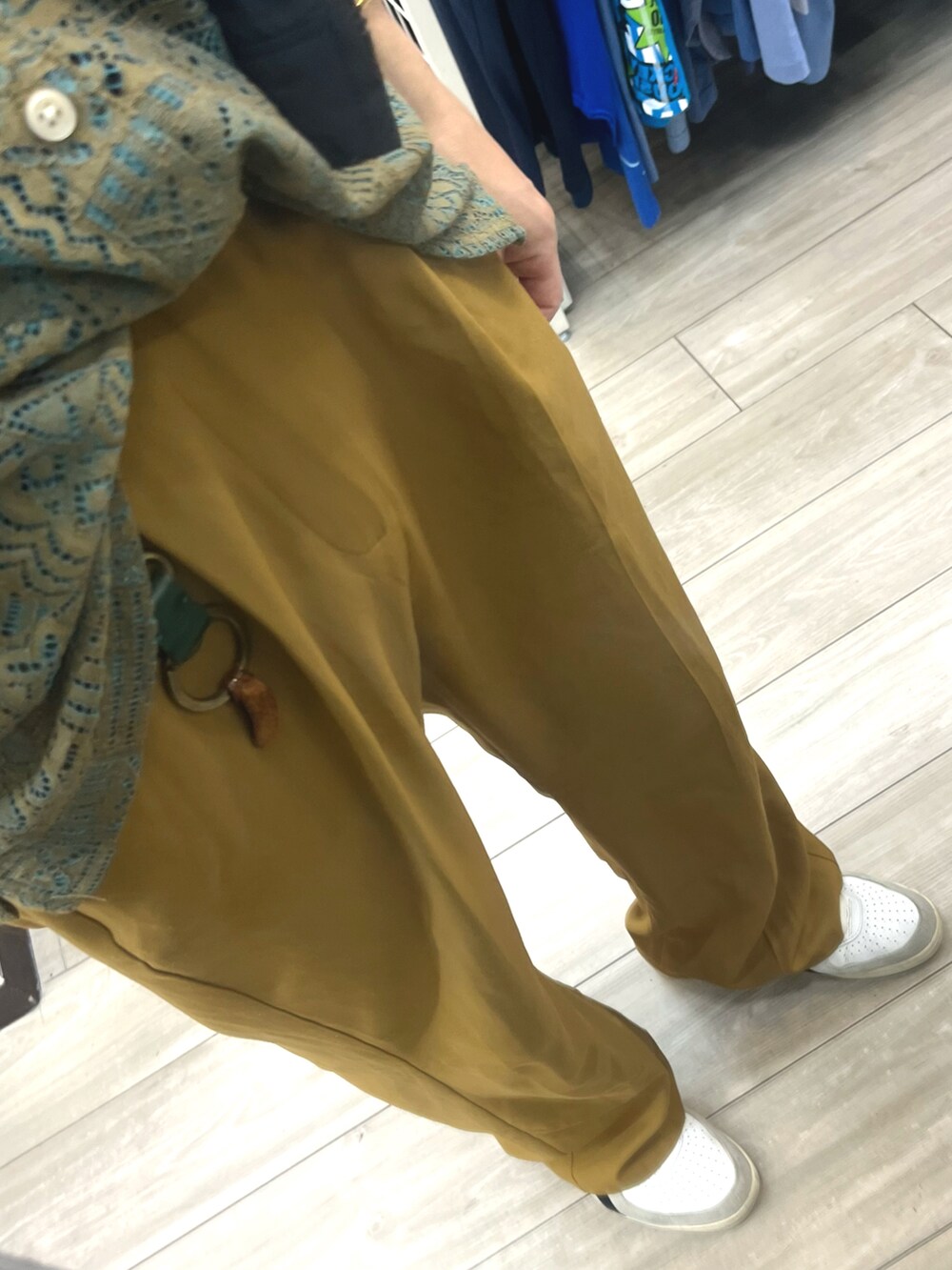 オレンジ系のパンツ、ホワイト系のスニーカー、グリーン系のシャツ/ブラウスを着用したメンズの夏コーディネートの3枚目の写真