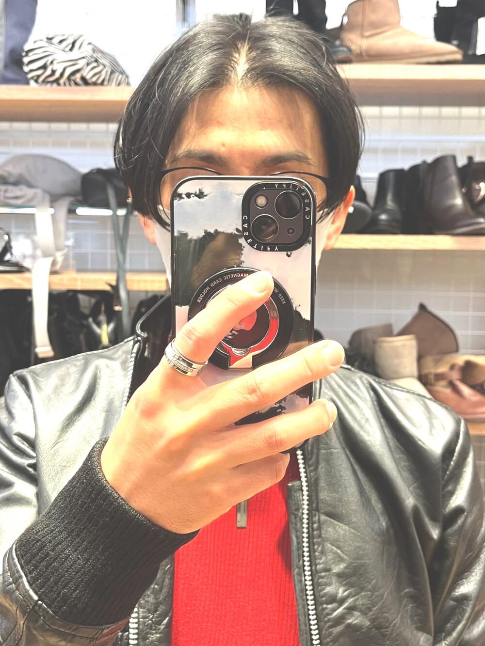 ブラック系のドレスシューズ、ブラック系のショルダーバッグ、レッド系のニット/セーターを着用したメンズの秋コーディネートの4枚目の写真