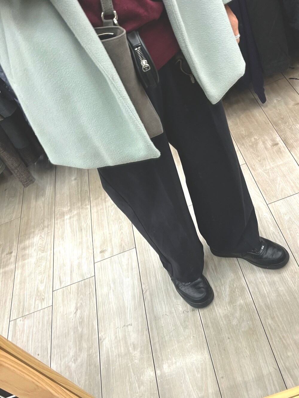 レッド系のニット/セーター、グリーン系のジャケット/アウター、グレー系のショルダーバッグを着用したメンズの冬コーディネートの3枚目の写真