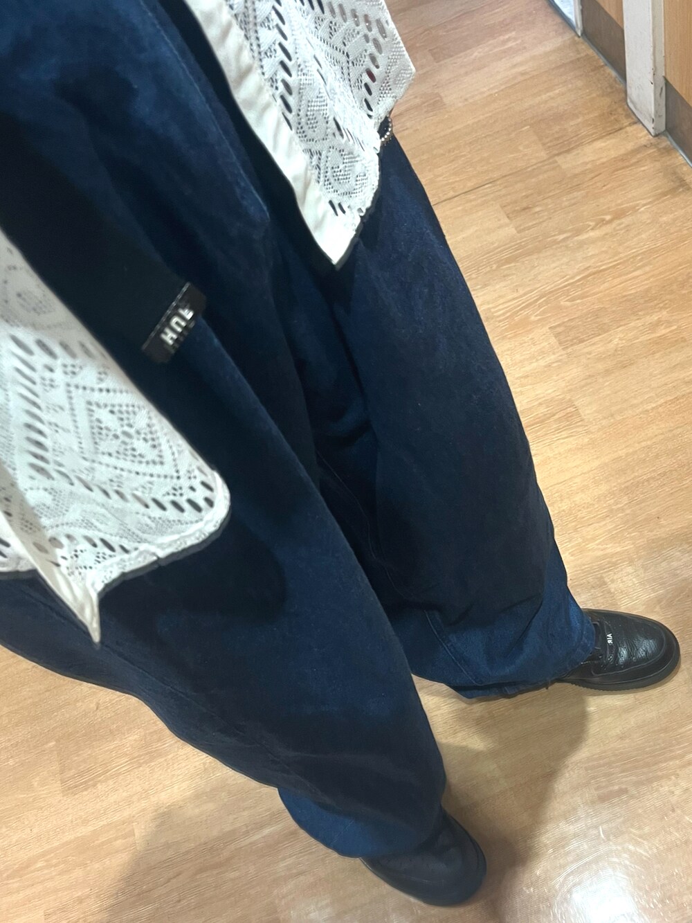 ブラック系のスニーカー、ブルー系のデニムパンツ、ホワイト系のシャツ/ブラウスを着用したメンズの春コーディネートの3枚目の写真