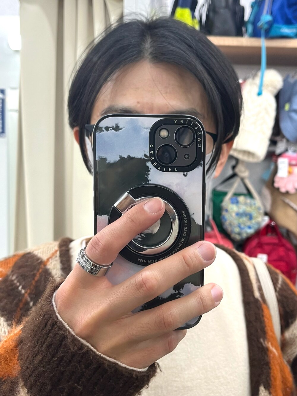 「最近のいい感じコーデ、冬アウター、アーガイル柄、カーディガン、冬のコーデ、オトナカジュアル、休日スタイル、お出かけコーデ、ファッションを楽しもう、メガネ男子、デニム、ショルダーバッグ、巾着バッグ、冬服、クリスマスに着たい服」｜「ARCADEのイージー ルーズストレート デニムパンツ ジーンズ ビンテージウォッシュ -ARCADE Limited Line-（デニムパンツ、ブラック系）」を使った、xi(相互)さん（メンズ・171cm）の冬コーディネートの4枚目の写真