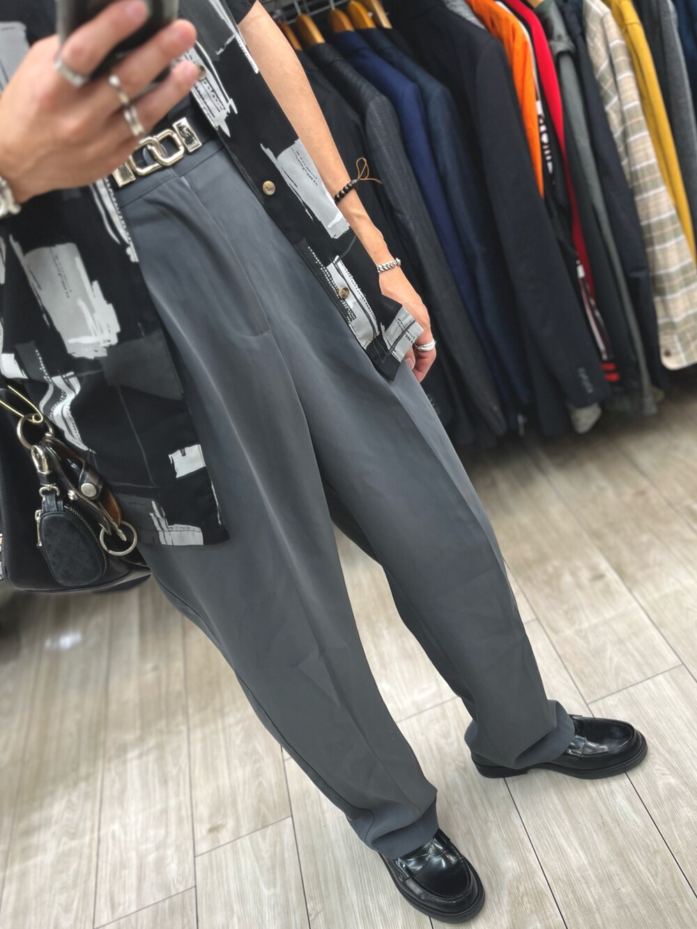 ブルー系のパンツ、ブラック系のローファー、ホワイト系のシャツ/ブラウスを着用したメンズの秋コーディネートの3枚目の写真