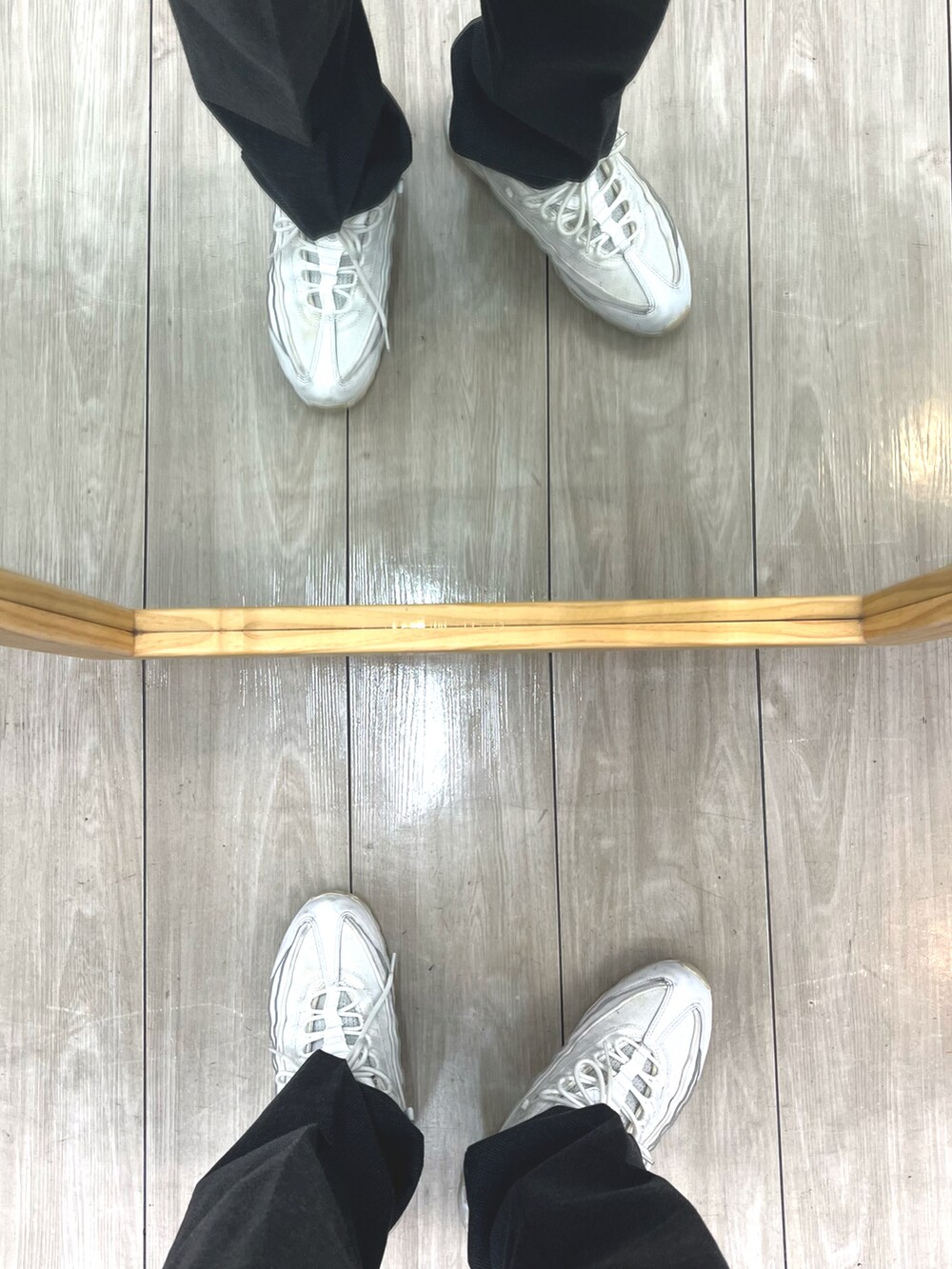 グレー系のスラックス、ホワイト系のスニーカー、パープル系のジャケット/アウターを着用したメンズの冬コーディネートの5枚目の写真