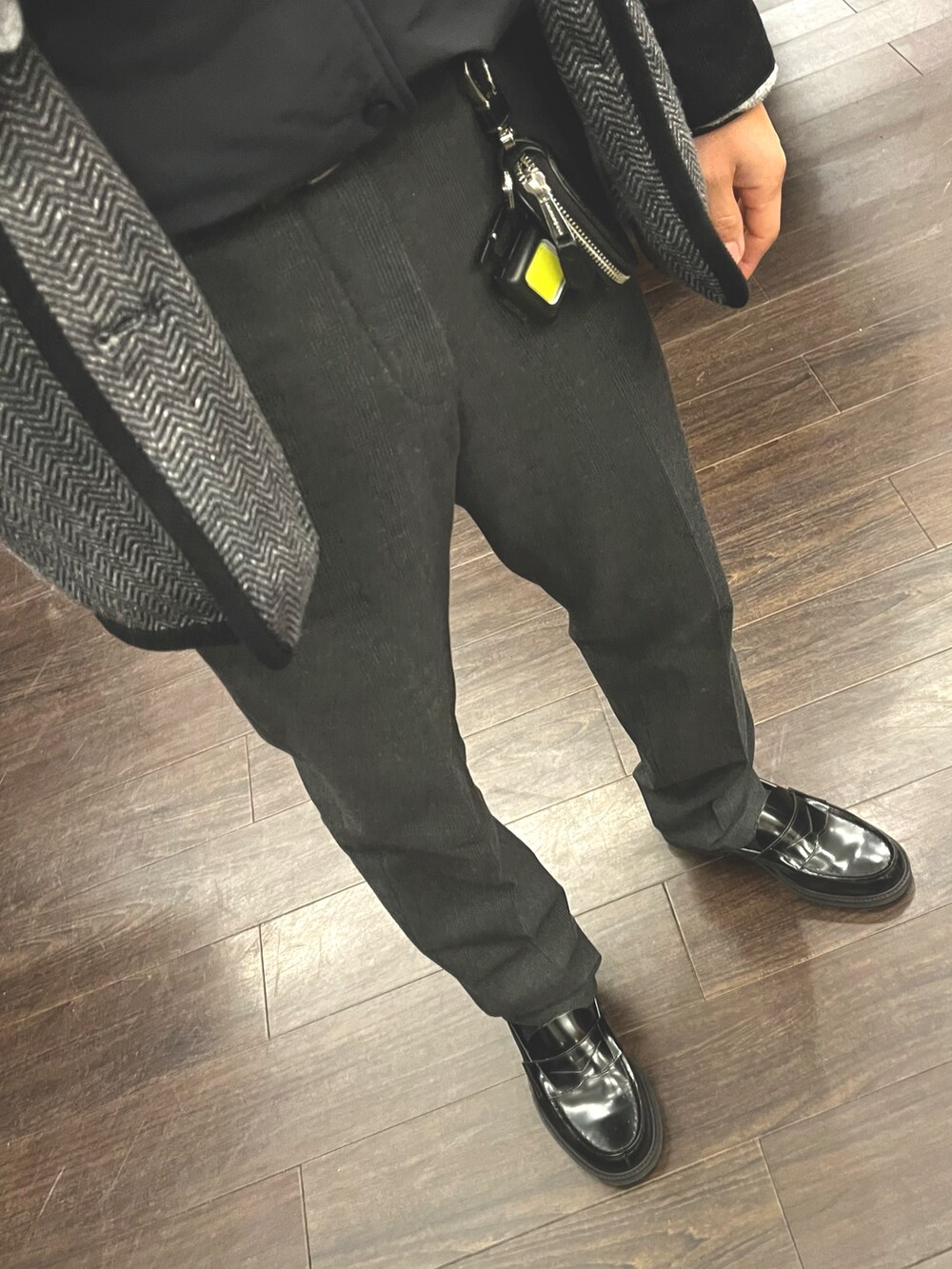 ブラック系のパンツ、ブラック系のローファー、ブラック系のトップスを着用したメンズの冬コーディネートの3枚目の写真