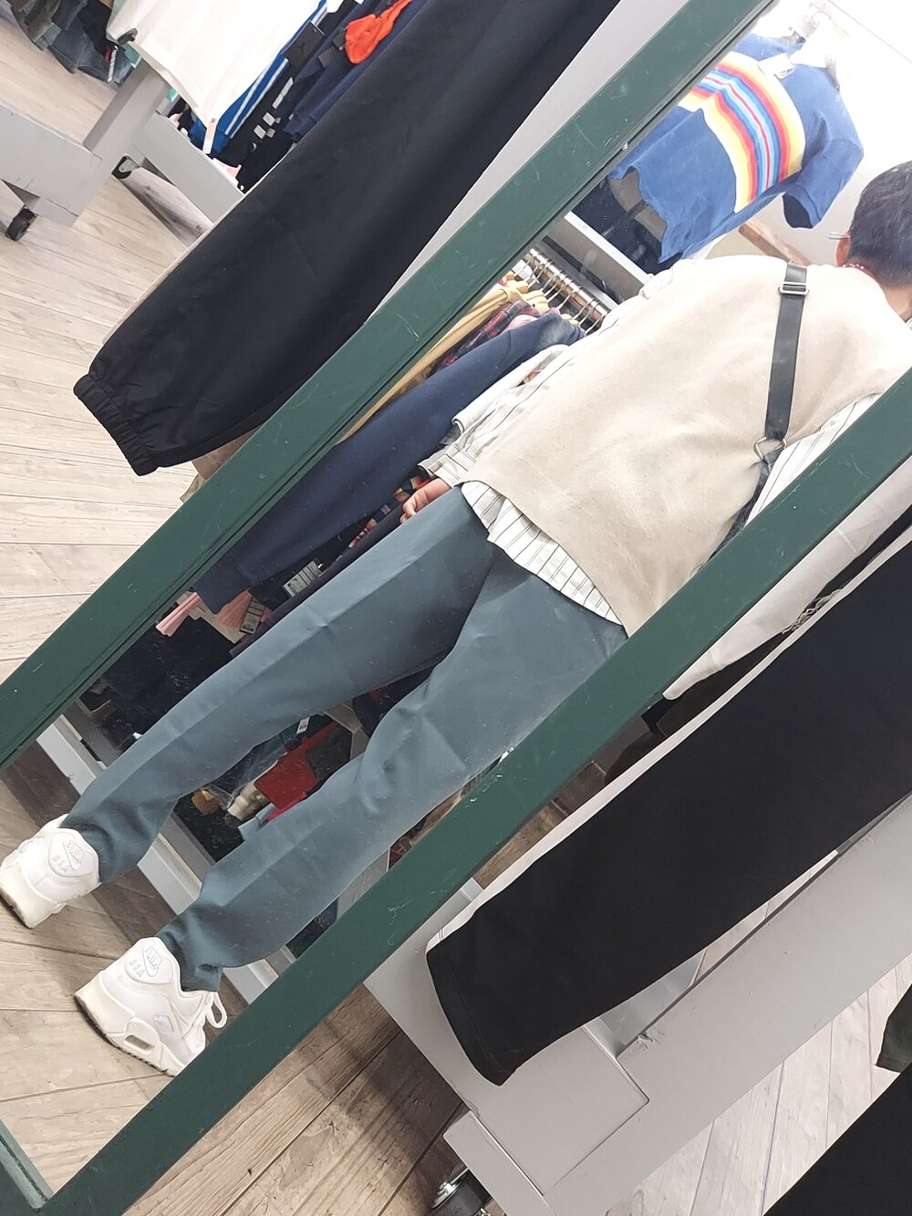 ホワイト系のスニーカー、ベージュ系のベスト、ホワイト系のシャツ/ブラウスを着用したメンズの春コーディネートの2枚目の写真