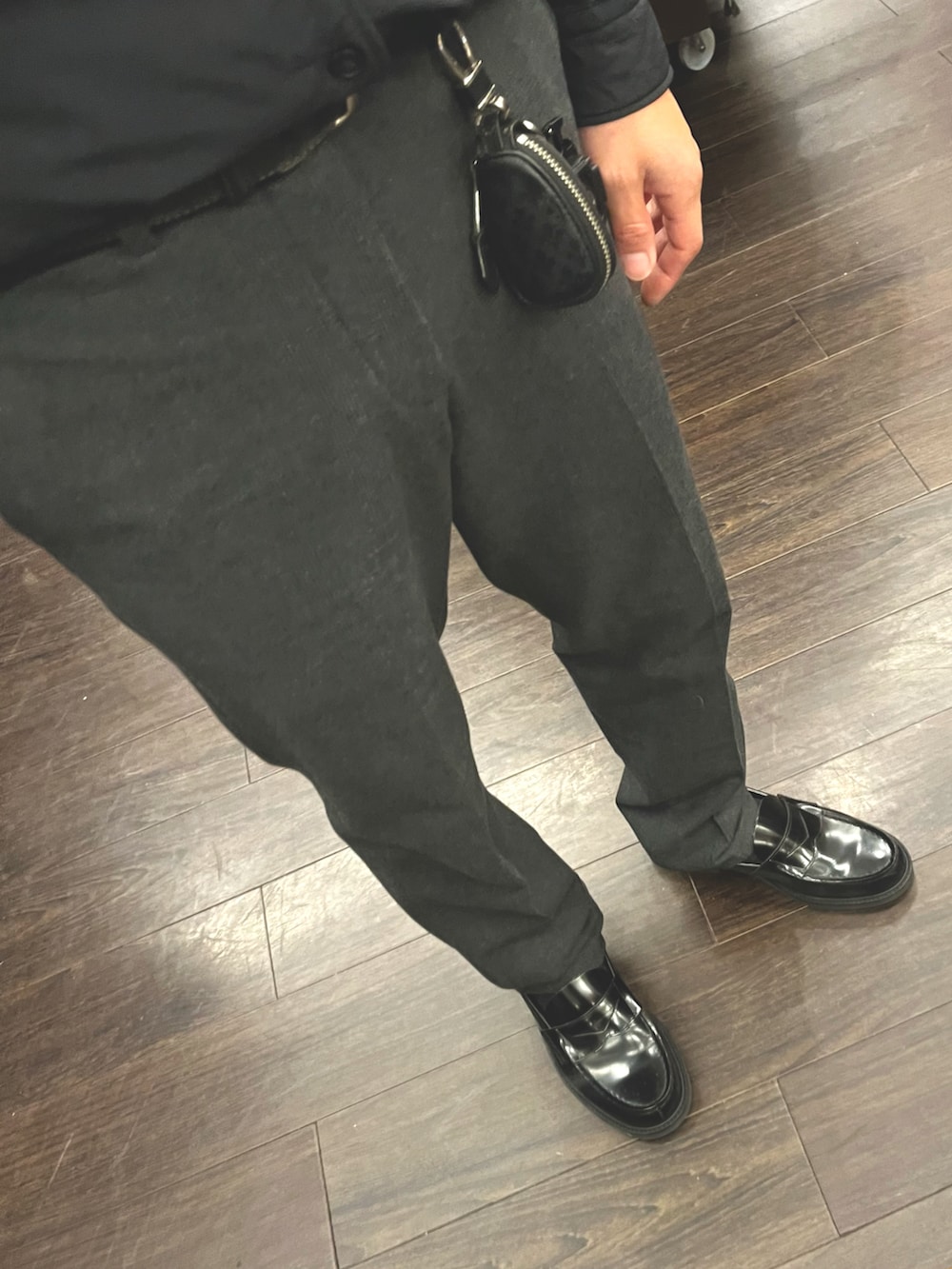 ブラック系のパンツ、ブラック系のローファー、ブラック系のトップスを着用したメンズの冬コーディネートの3枚目の写真