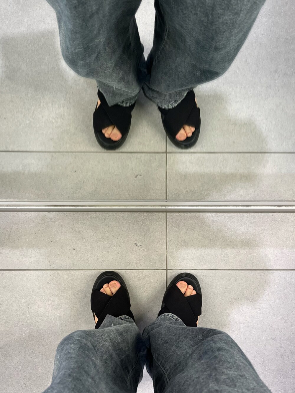 ブラック系のサンダル、グレー系のシャツ/ブラウス、ブラック系のショルダーバッグを着用したメンズの夏コーディネートの5枚目の写真