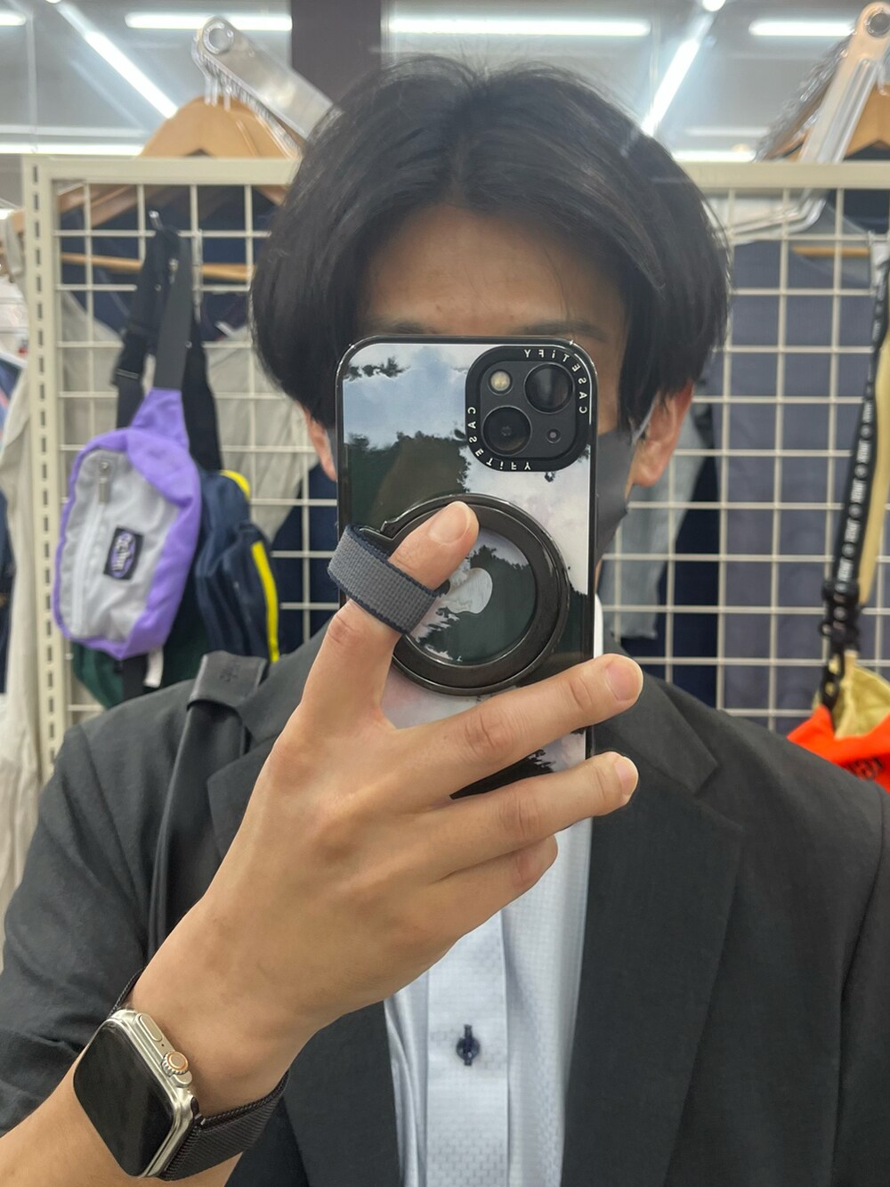 ブラック系のパンツ、ブラック系のその他シューズ、グレー系のテーラードジャケットを着用したメンズの夏コーディネートの4枚目の写真