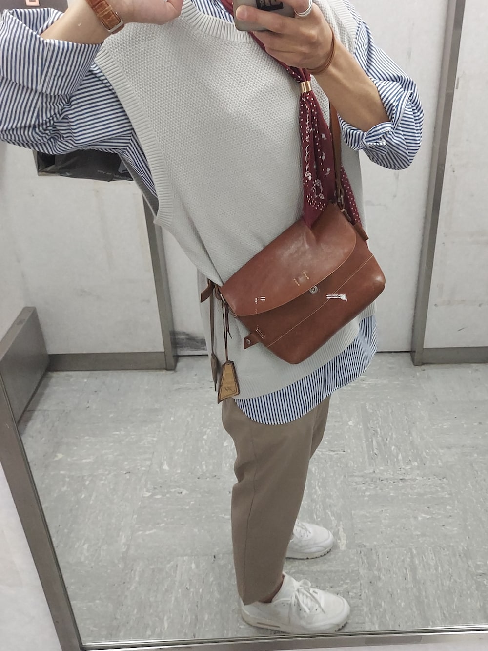 ブラウン系のボディバッグ/ウエストポーチ、その他のシャツ/ブラウス、グレー系のベストを着用したメンズの春コーディネートの2枚目の写真