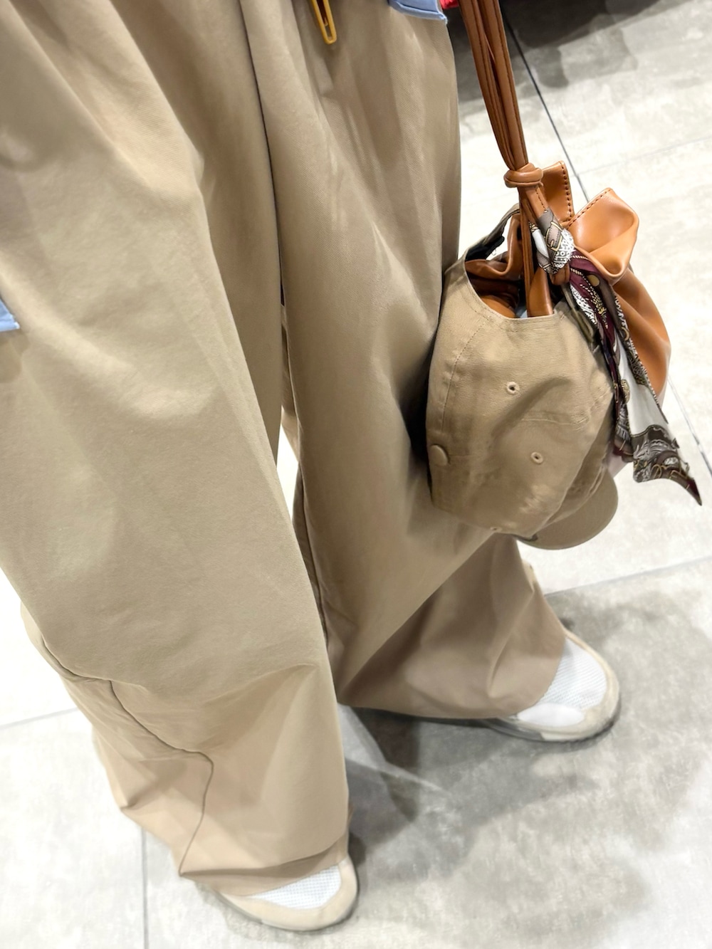 ブラウン系のショルダーバッグ、ブルー系のシャツ/ブラウス、ホワイト系のTシャツ/カットソーを着用したメンズの春コーディネートの3枚目の写真