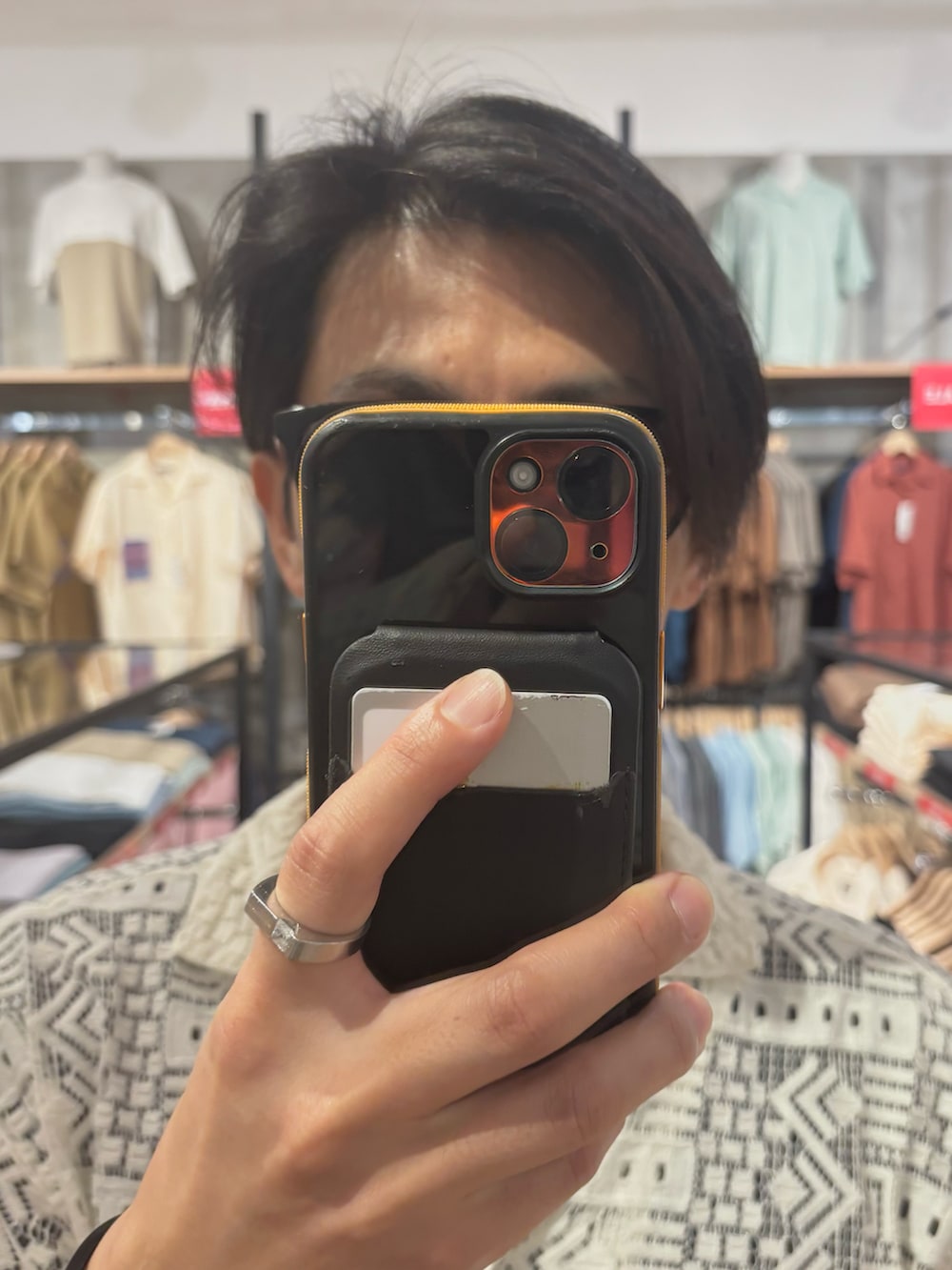 ブラウン系のショルダーバッグ、ブラック系のTシャツ/カットソー、ブルー系のその他パンツを着用したメンズの夏コーディネートの4枚目の写真