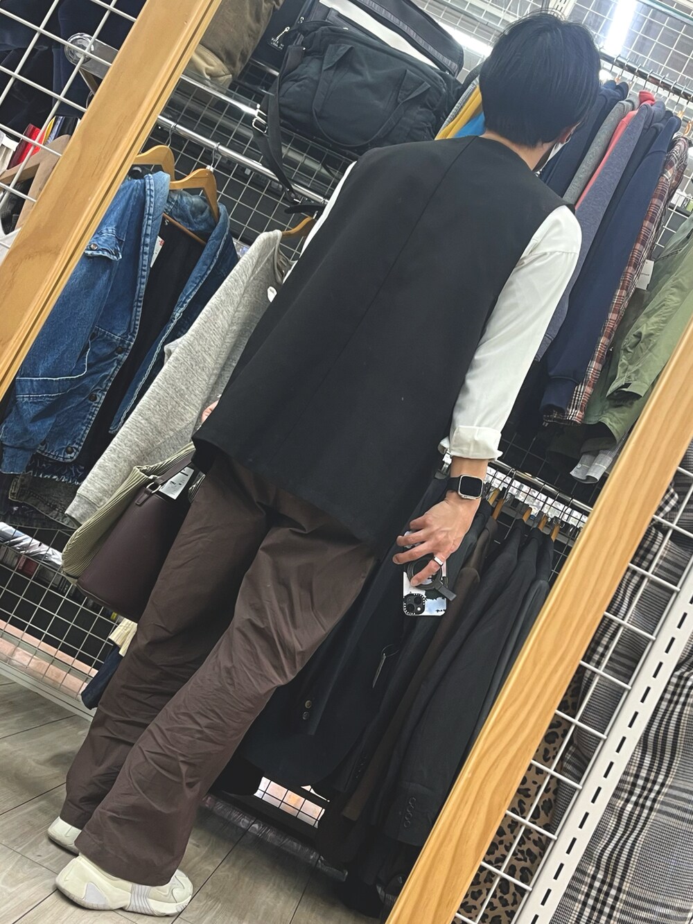 パープル系のパンツ、ホワイト系のスニーカー、ホワイト系のシャツ/ブラウスを着用したメンズの春コーディネートの2枚目の写真
