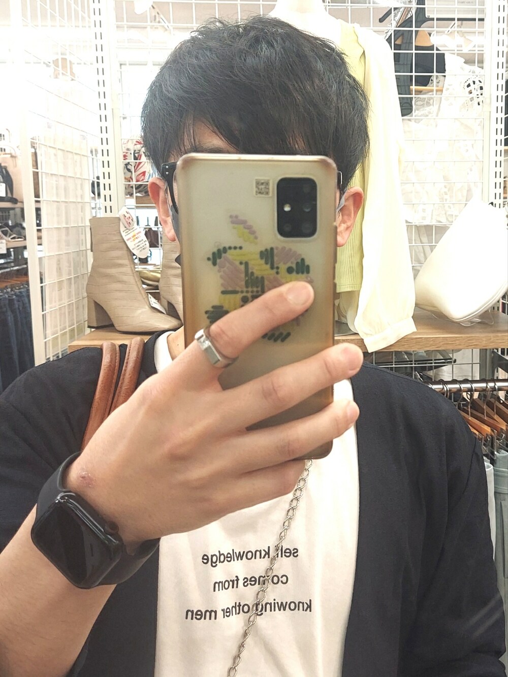 ブルー系のパンツ、ホワイト系のスニーカー、ホワイト系のTシャツ/カットソーを着用したメンズの夏コーディネートの3枚目の写真