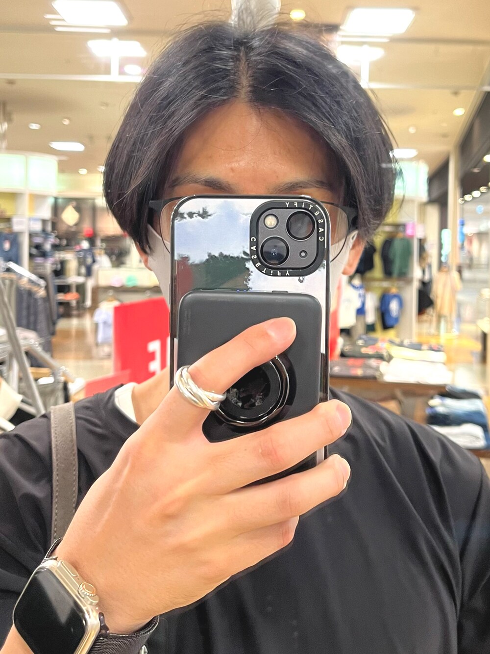 ブルー系のパンツ、ブラック系のサンダル、ブラック系のTシャツ/カットソーを着用したメンズの夏コーディネートの4枚目の写真