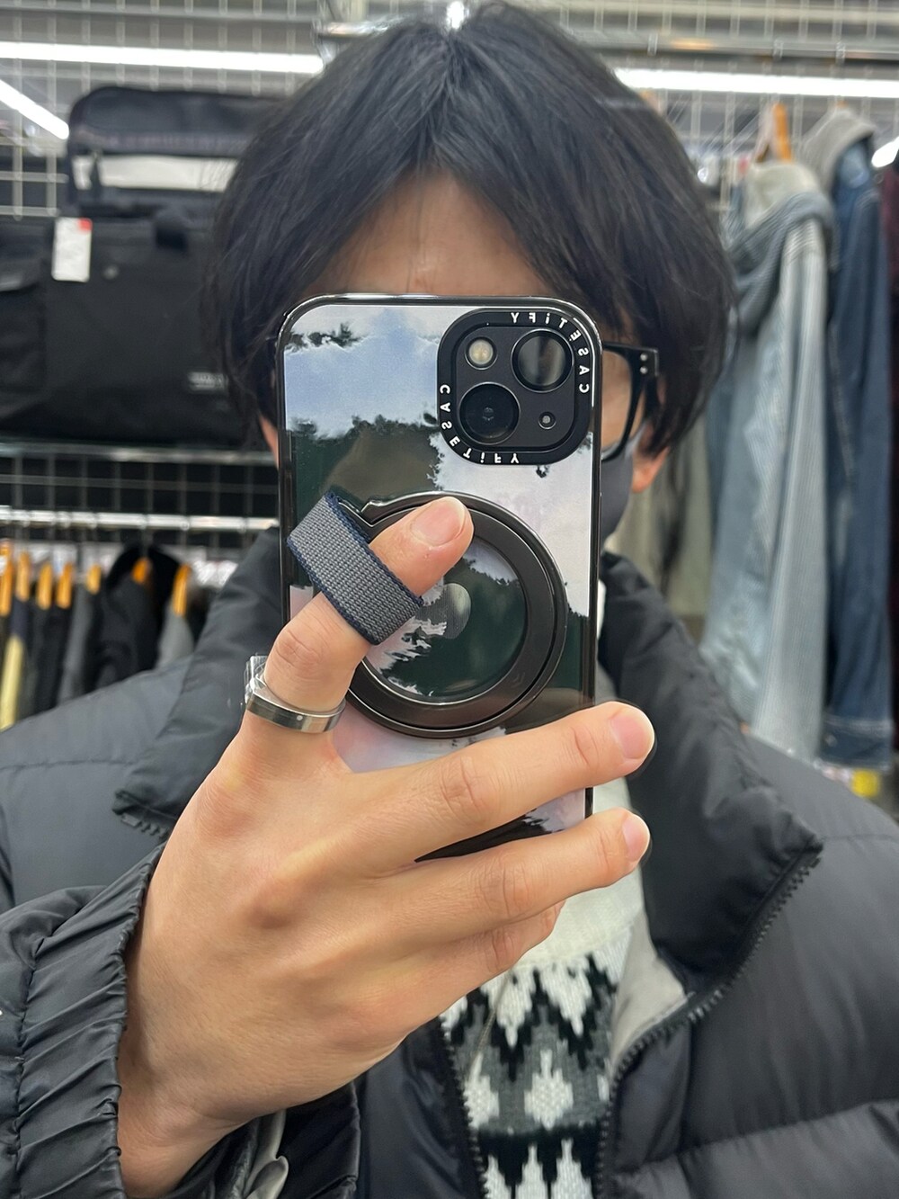 ブラック系のダウンジャケット/コート、ブラック系のショルダーバッグ、ブラック系のドレスシューズを着用したメンズの冬コーディネートの4枚目の写真