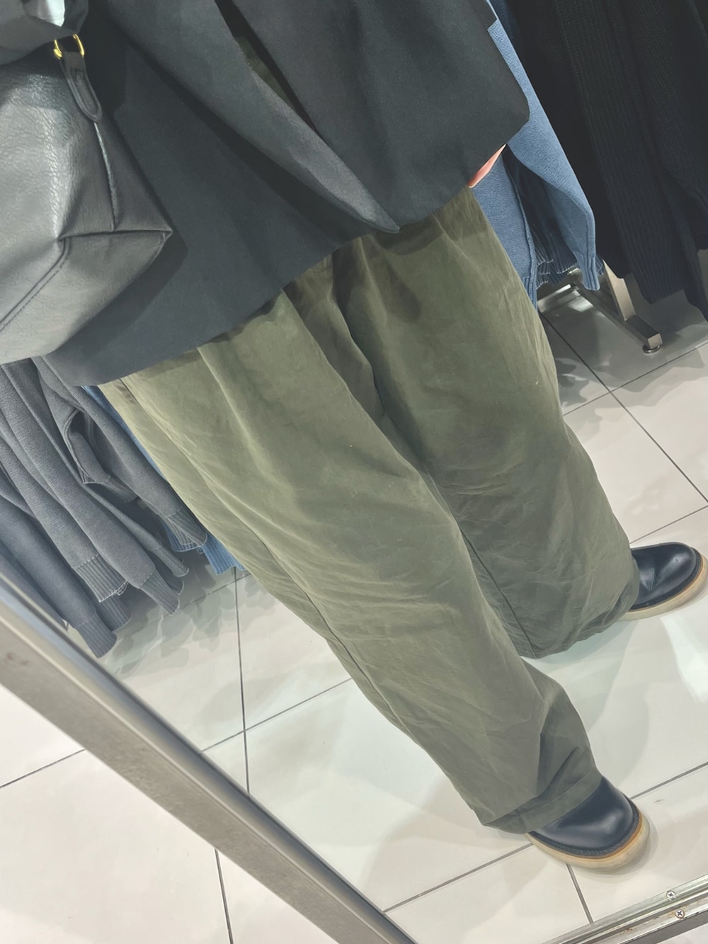 ブラック系のブーツ、ブラック系のテーラードジャケット、ホワイト系のシャツ/ブラウスを着用したメンズの冬コーディネートの3枚目の写真