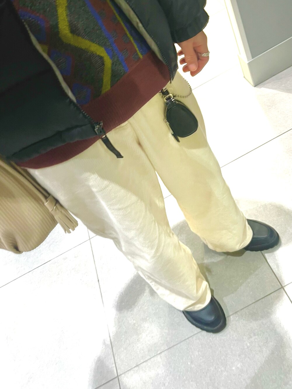 ブラック系のドレスシューズ、ホワイト系のパンツ、その他のニット/セーターを着用したメンズの春コーディネートの3枚目の写真