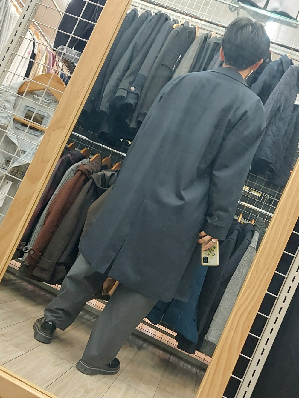 ブラック系のシューズ、ブルー系のジャケット/アウター、ブラック系のバッグを着用したメンズの冬コーディネートの2枚目の写真