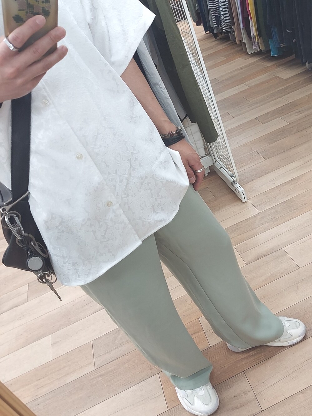 グリーン系のパンツ、ホワイト系のスニーカー、ホワイト系のシャツ/ブラウスを着用したメンズの春コーディネートの3枚目の写真