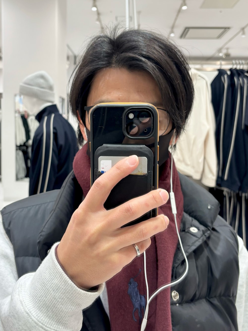 ブルー系のその他パンツ、ブラック系のドレスシューズ、ホワイト系のスウェットを着用したメンズの冬コーディネートの4枚目の写真