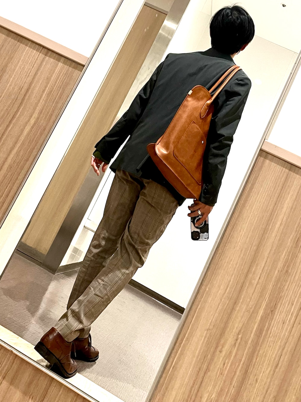 「ブラウン、秋のコーデ、メンズコーデ、チェックパンツ、着回しコーデ、革靴、秋服コーデ、ビジネススタイル、トートバッグ、シャツジャケット、シャツ好き集まれ、タックイン、ウィングチップシューズ、カラーシャツ」｜「REGALのリーガル メンズ ドレス/【ビジネス】ウイングチップ/革底（ドレスシューズ、ブラウン系）」を使った、xi(相互)さん（メンズ・171cm）の秋コーディネートの2枚目の写真